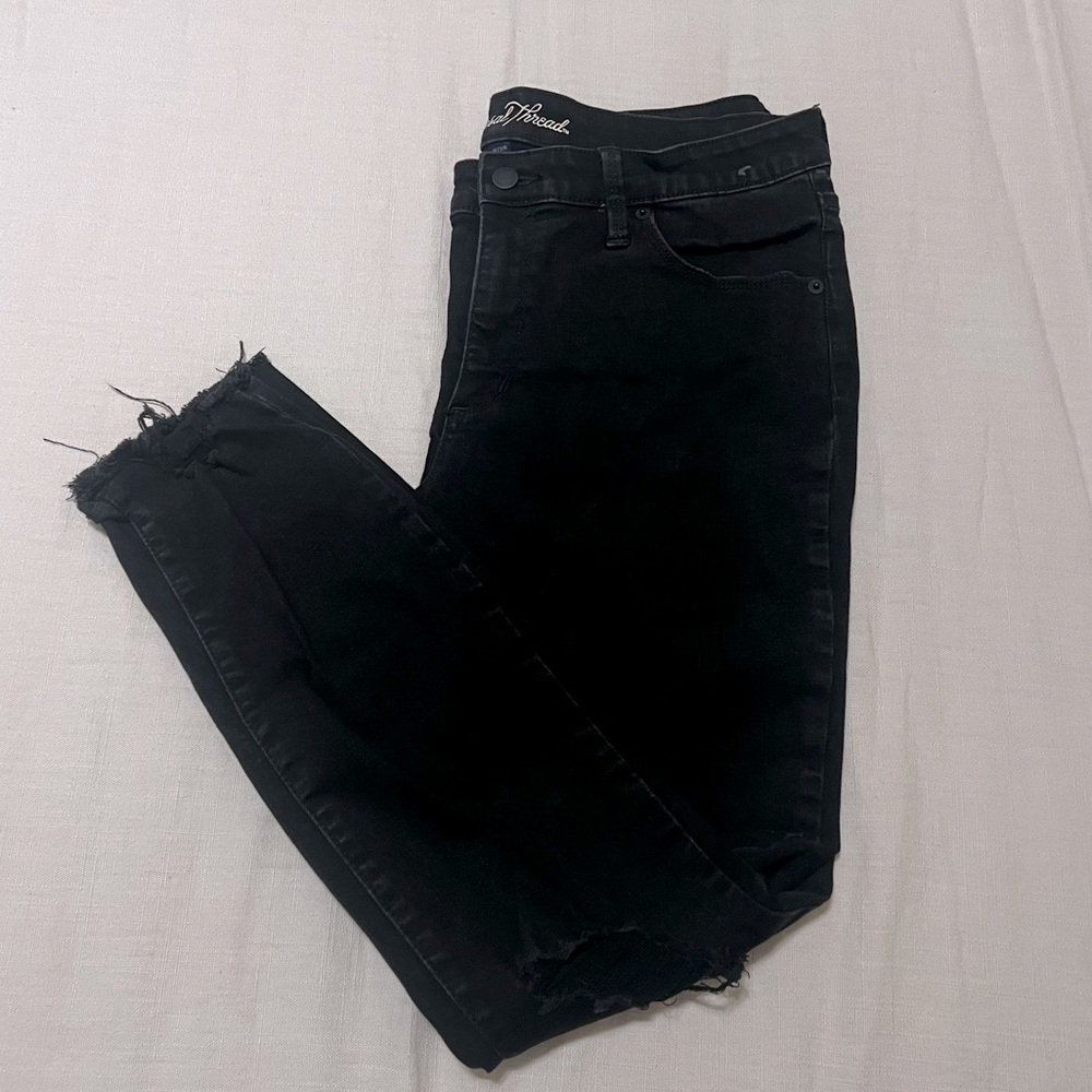 Universal Thread Mid Rise Skinny Women’s Size 14/32R Black Distressed Denim